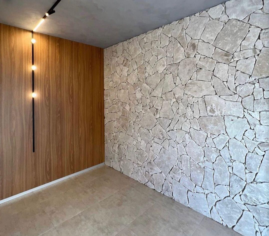 Acabamento interno em pedra e madeira