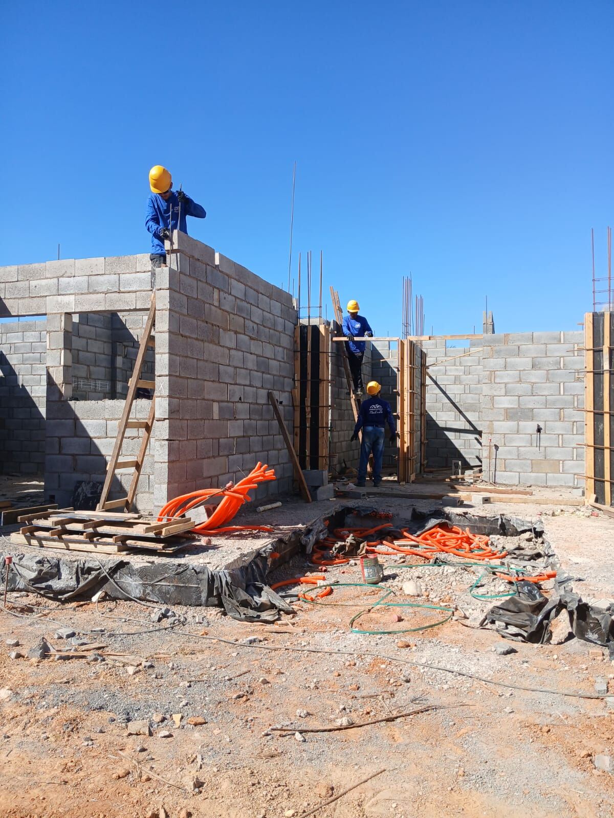 Instalações elétricas e hidráulicas em obra de alvenaria