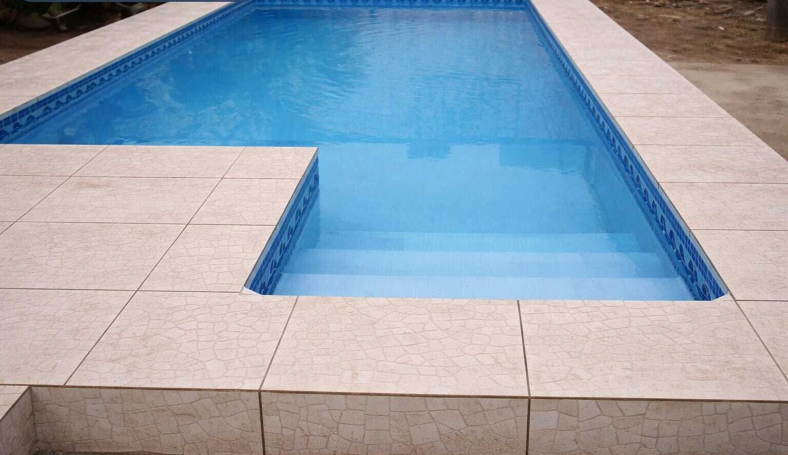 Piscina de alvenaria com acabamento em porcelanato